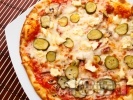 Рецепта Пица Тоскана с кисели краставички и топено сирене